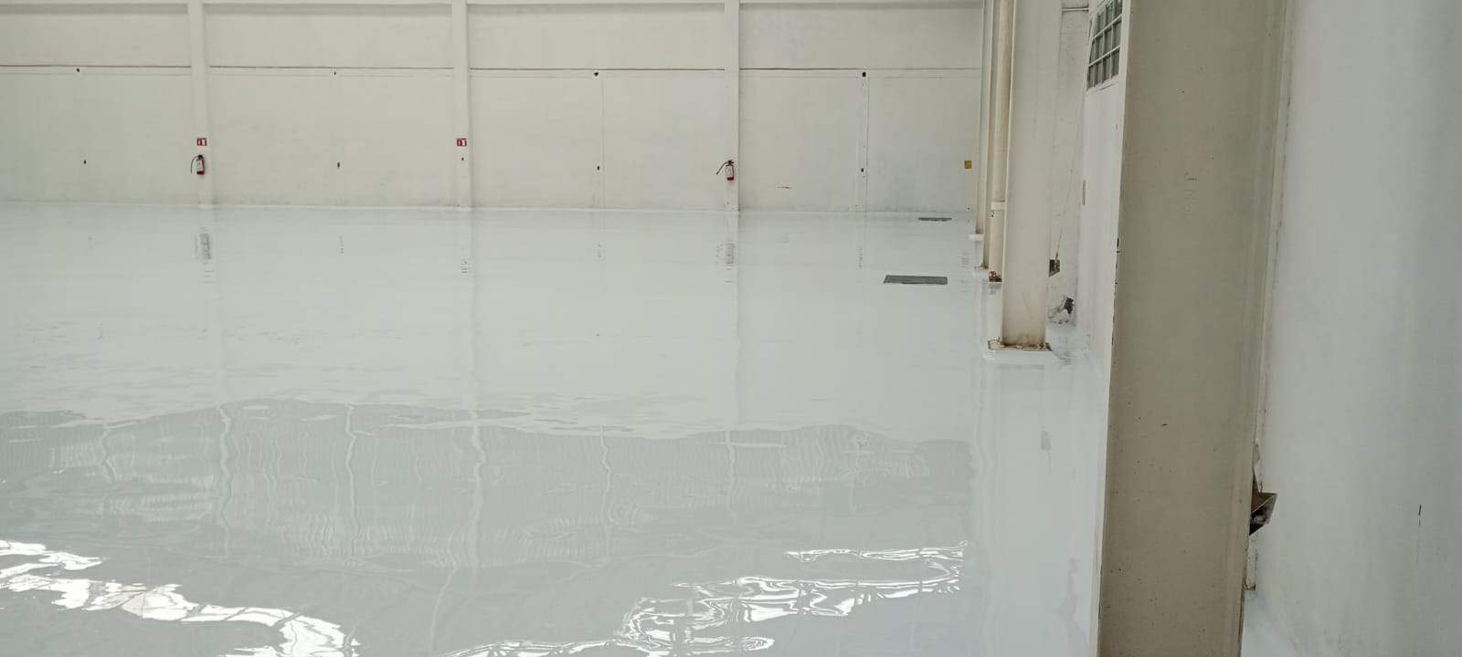 11. Cobertura completa del área. El sistema epóxico forma una superficie resistente y uniforme para uso industrial.